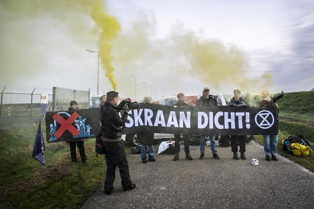 Extinction Rebellion blokkeert gasput bij Warffum. ‘Dit is een putje van niks’