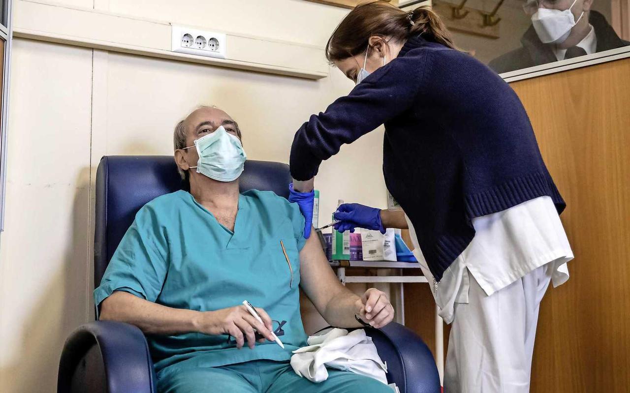 In Portugal wordt ziekenhuispersoneel als eerste gevaccineerd. In Portugal wordt ziekenhuispersoneel als eerste gevaccineerd.