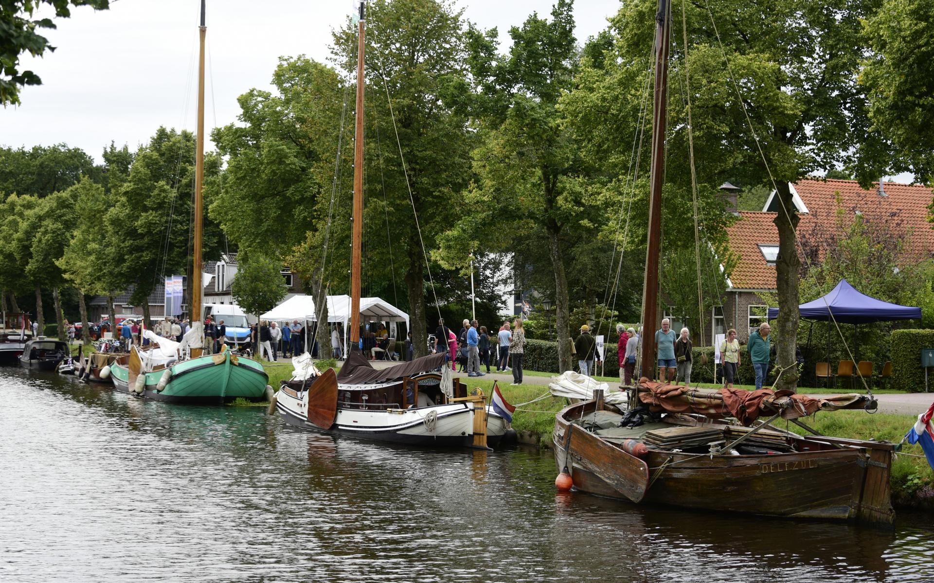 Bijzonder tafereel aan de waterkant in Smilde met historische schepen