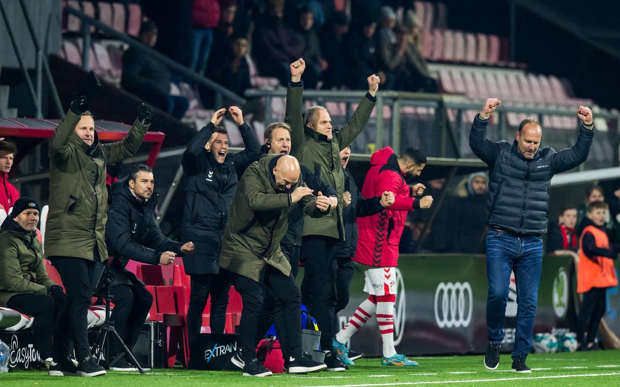 Coach Dick Lukkien van FC Emmen en zijn staf schreeuwen het uit langs de lijn uit van vreugde nadat het eindsignaal heeft geklonken en de 1-0 zege van de Drentse ploeg op PSV een feit is. Coach Dick Lukkien van FC Emmen en zijn staf schreeuwen het uit langs de lijn uit van vreugde nadat het eindsignaal heeft geklonken en de 1-0 zege van de Drentse ploeg op PSV een feit is.