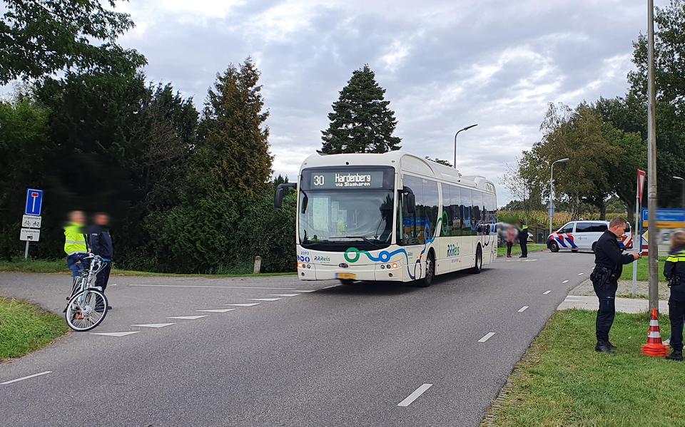 Fietser raakt ernstig gewond na botsing met lijnbus op de Riegshoogtendijk in Hollandscheveld. Fietser raakt ernstig gewond na botsing met lijnbus op de Riegshoogtendijk in Hollandscheveld.
