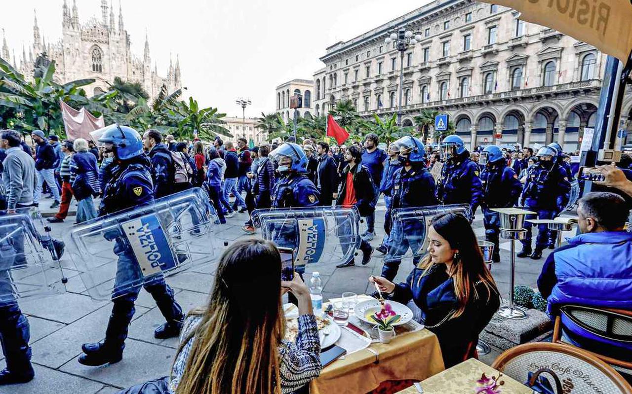 Protesten in Milaan tegen het verplichte vaccinatiebewijs voor werknemers.