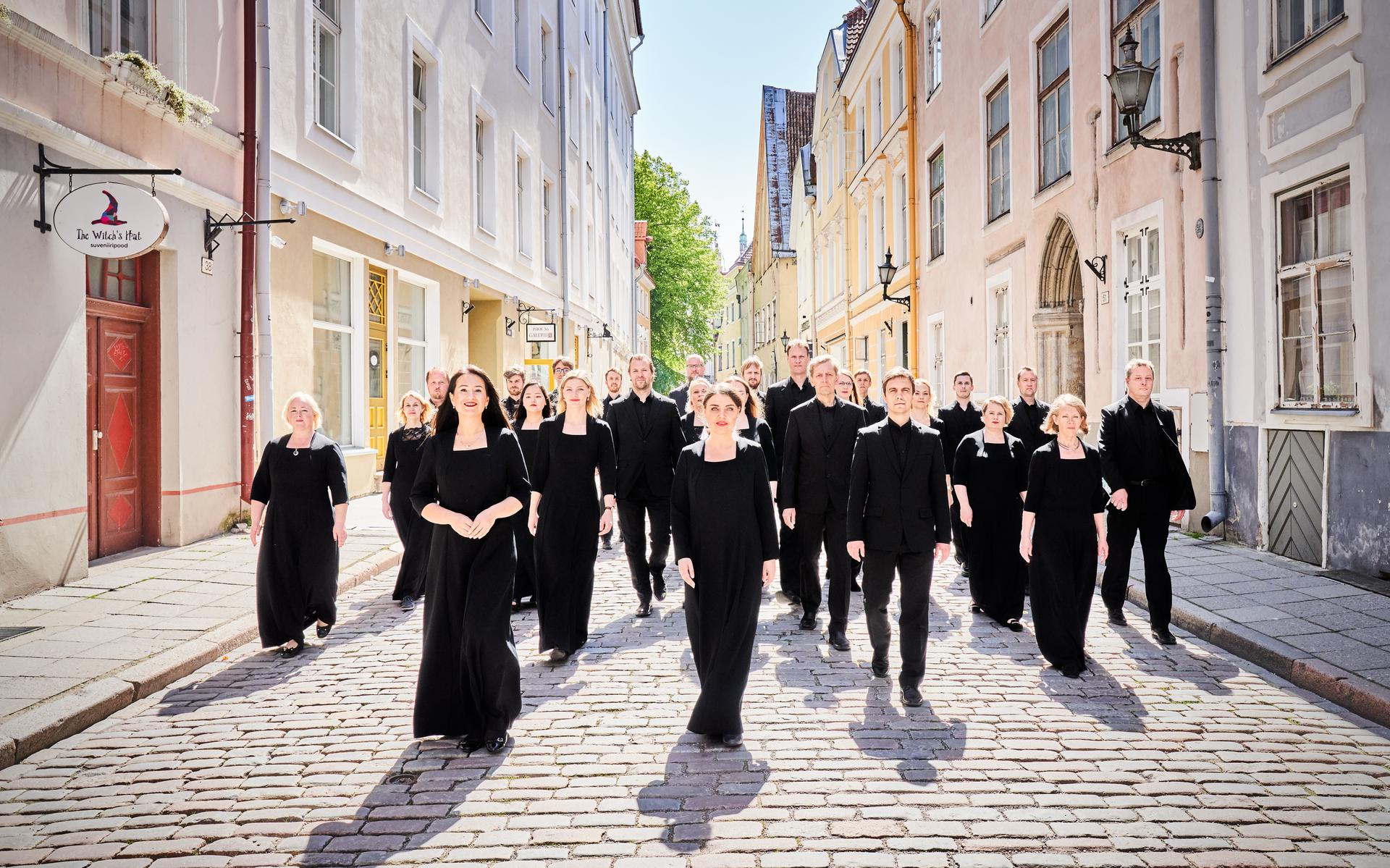 Het Estonian Philharmonic Chamber Choir in de straten van Talinn.