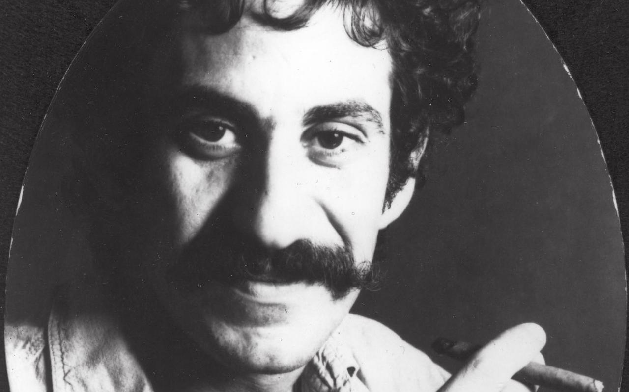 Scan Job van Schaik. Jim Croce, 1968
Foto: Ingrid Croce
This work is in the public domain in the United States because it was published in the United States between 1926 and 1977, inclusive, without a copyright notice. For further explanation, see Commons:Hirtle chart as well as a detailed definition of "publication" for public art. Note that it may still be copyrighted in jurisdictions that do not apply the rule of the shorter term for US works (depending on the date of the author's death), such as Canada (50 p.m.a.), Mainland China (50 p.m.a., not Hong Kong or Macao), Germany (70 p.m.a.), Mexico (100 p.m.a.), Switzerland (70 p.m.a.), and other countries with individual treaties. Scan Job van Schaik. Jim Croce, 1968
Foto: Ingrid Croce
This work is in the public domain in the United States because it was published in the United States between 1926 and 1977, inclusive, without a copyright notice. For further explanation, see Commons:Hirtle chart as well as a detailed definition of "publication" for public art. Note that it may still be copyrighted in jurisdictions that do not apply the rule of the shorter term for US works (depending on the date of the author's death), such as Canada (50 p.m.a.), Mainland China (50 p.m.a., not Hong Kong or Macao), Germany (70 p.m.a.), Mexico (100 p.m.a.), Switzerland (70 p.m.a.), and other countries with individual treaties.