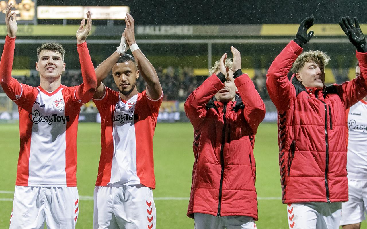 De spelers van FC Emmen bedanken de meegereisde supporters na de nipte bekerzege op VVV-Venlo.