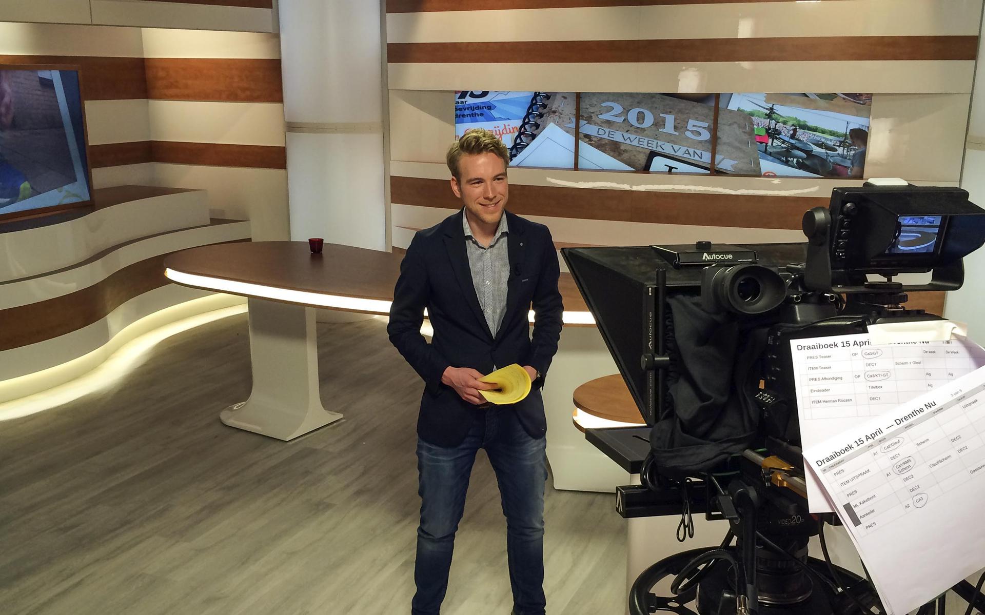 Presentator Wolter Klok in de studio van RTV Drenthe: de programma's van de regionale omroep moeten voor doven en slechthorenden beter te volgen zijn, vinden CDA en GroenLinks.