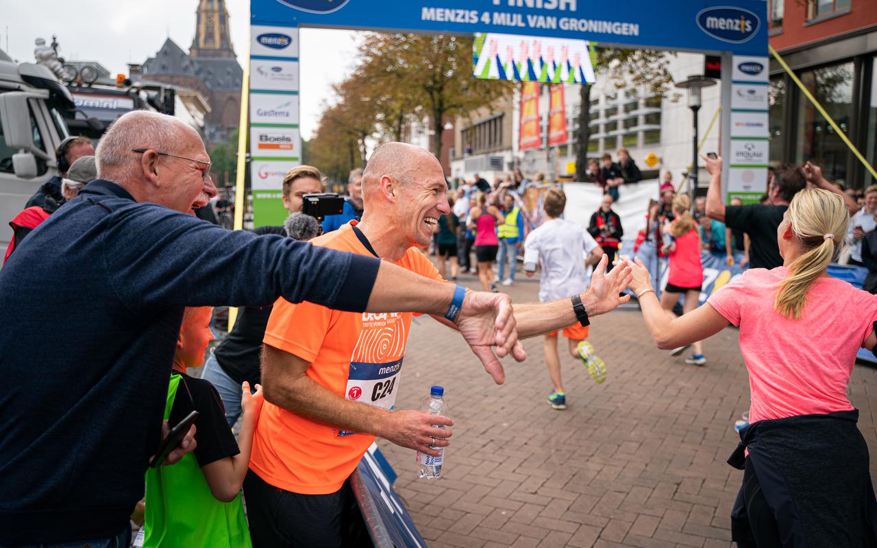 Arjen Robben moedigt in gezelschap van zijn schoonvader zijn vrouw aan.