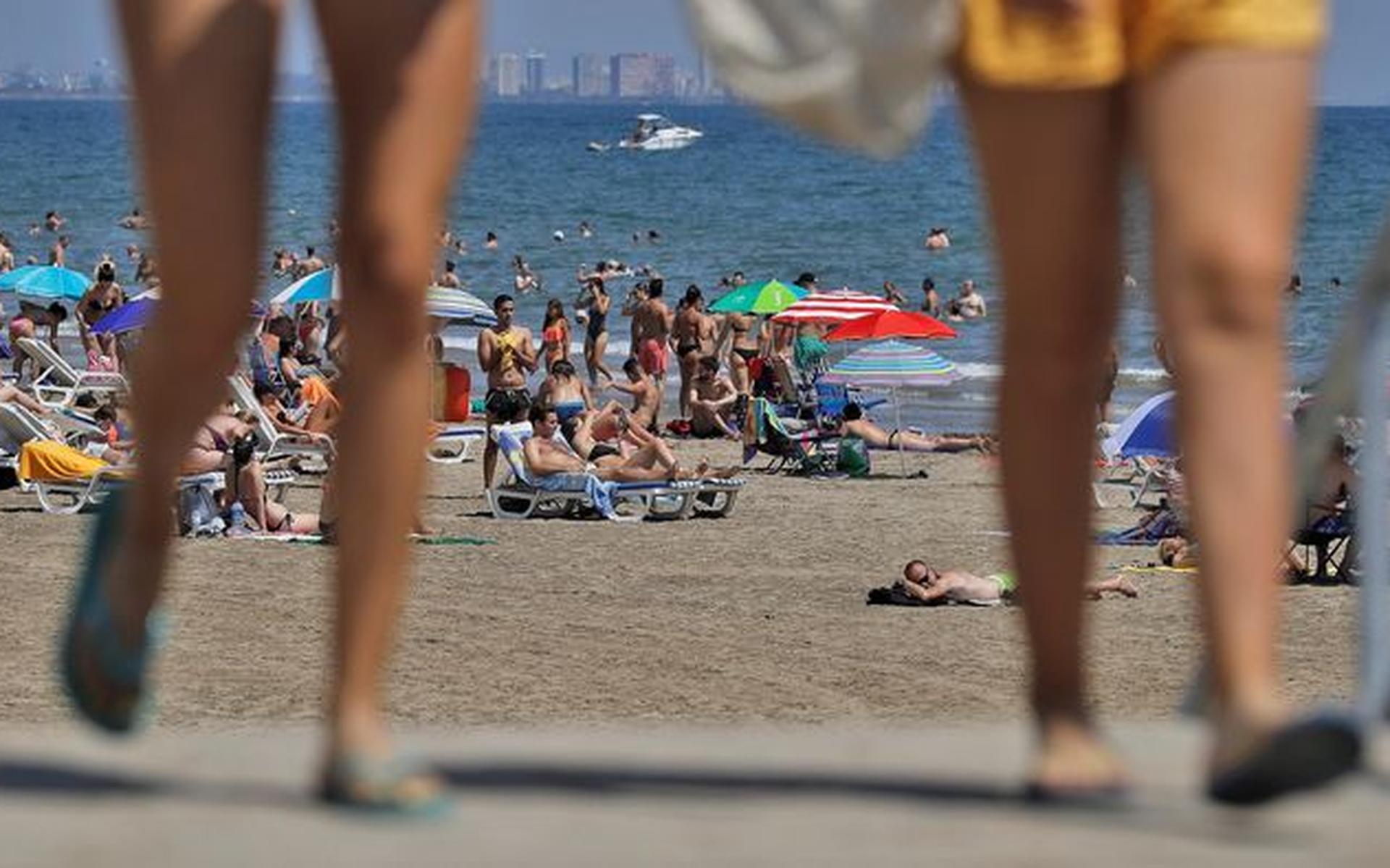 Spanje zet de stranden open voor buitenlandse toeristen. (Op de foto het strand van Valencia in de zomer van 2019.) Foto: EPA
