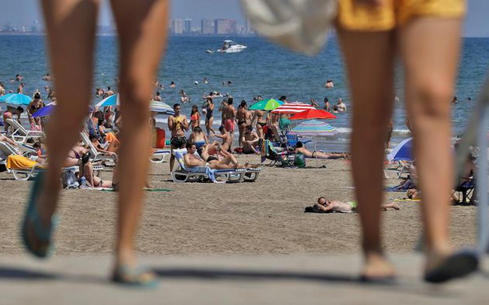 Spanje zet de stranden open voor buitenlandse toeristen. (Op de foto het strand van Valencia in de zomer van 2019.) Foto: EPA