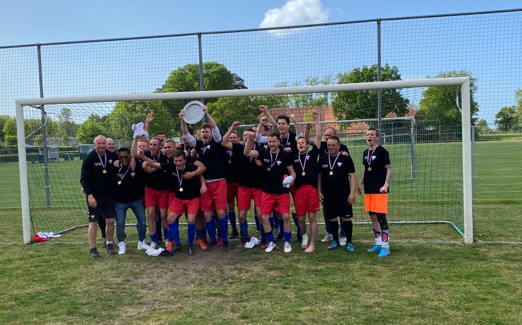 Bizarre aanval van voetbalclub uit Roodeschool miljoenen keren bekeken. 'Kijk, zo gaat dat in de vie