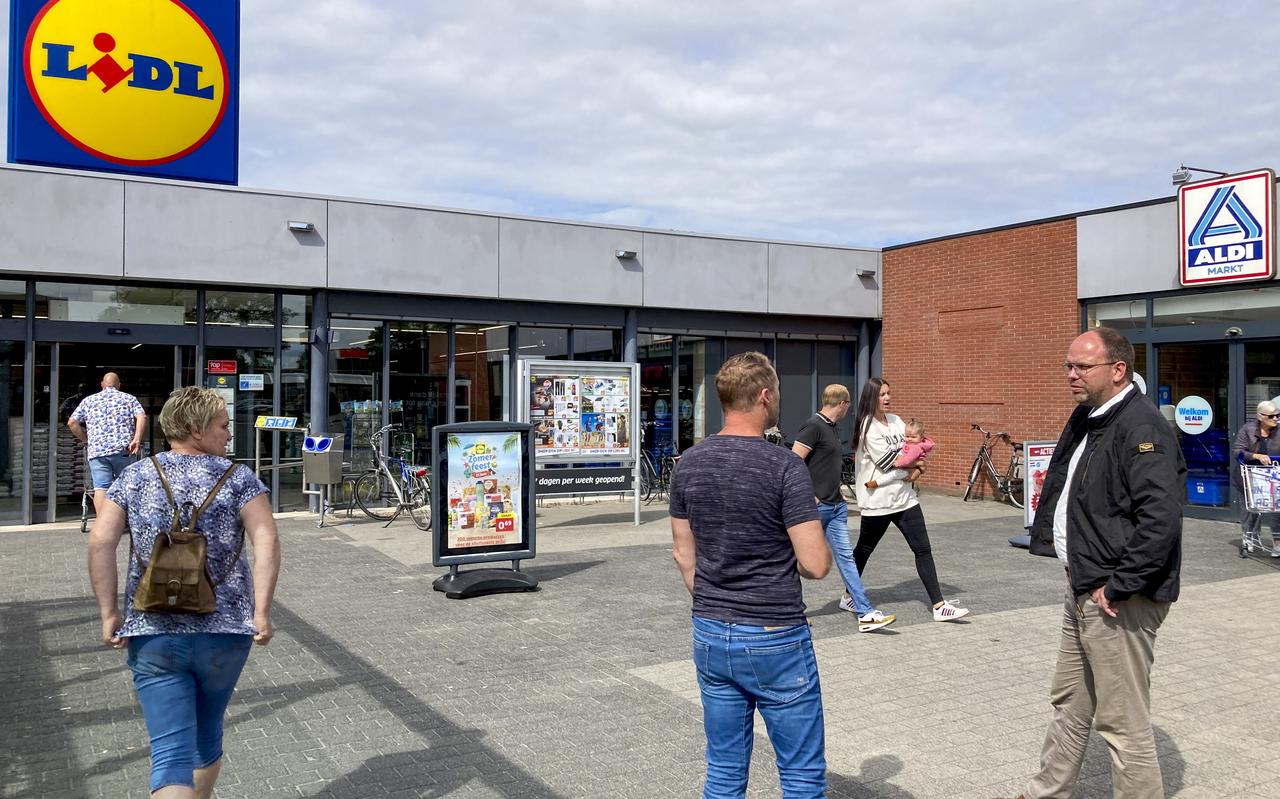 Wethouder Eltjo Dijkhuis (rechts) op het Molenerf in Uithuizen. ,,Ik ben blij dat er na 12 jaar praten eindelijk wat gebeurt.'' Wethouder Eltjo Dijkhuis (rechts) op het Molenerf in Uithuizen. ,,Ik ben blij dat er na 12 jaar praten eindelijk wat gebeurt.''