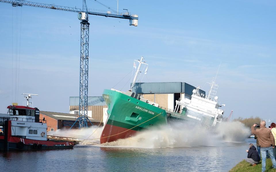 Met een grote plons glijdt de Arklow Gem het Winschoterdiep in bij Westerbroek. Het volgende schip voor dezelfde reder is inmiddels ook al in aanbouw.