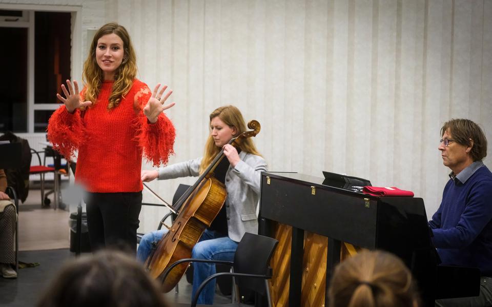 Zussen Renée (met cello) en Loes (rode trui) Wijnhoven zijn de vaste leden van de band Clean Pete. Samen maken ze sinds 2018 een uitbundige kerstshow. Dit jaar treden ze voor het eerst op in Groningen.