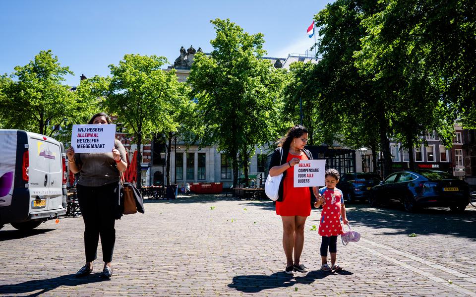 Gedupeerde ouders van de toeslagenaffaire voeren actie in Den Haag.
