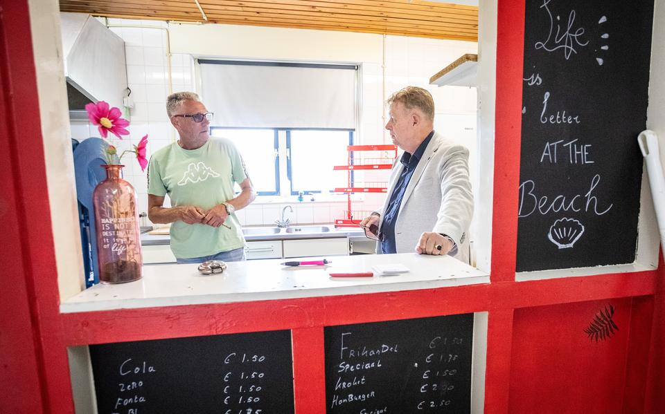 Eddy Smittenberg (l) is de nieuwe beheerder van de kiosk bij het Heeresmeer. Dinsdag kreeg hij de sleutels van wethouder Reiny Kuiper (r). De gemeente investeert fors in het recreatiegebied. 