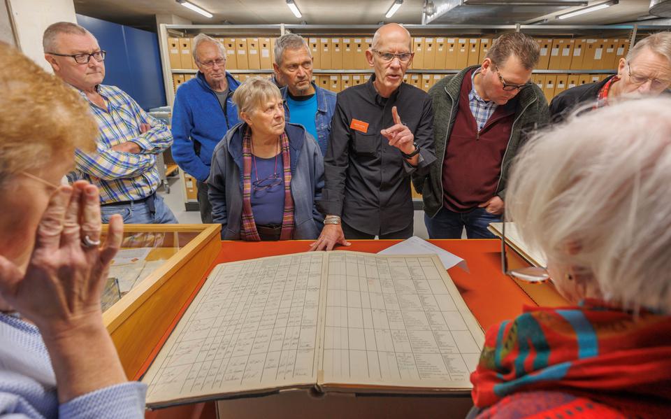 Rondleiding in het Drents Archief in Assen waar mensen dossiers uit de Tweede Wereldoorlog kunnen inzien. Op de foto geeft archiefmedewerker Jan de Lange tekst en uitleg.