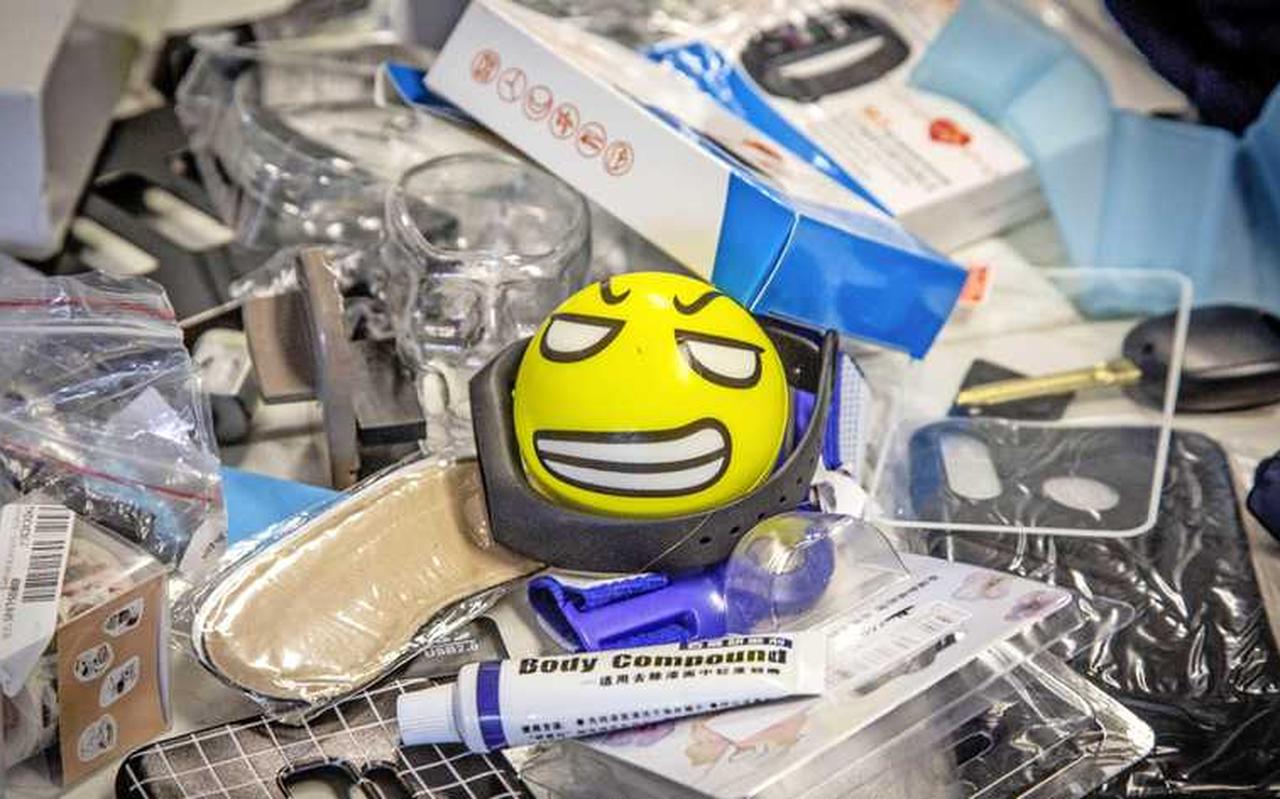 Via Facebook zijn er gemakkelijk Nederlandse aanbieders te vinden die adverteren met foto’s van grote stapels pakketjes. Via Facebook zijn er gemakkelijk Nederlandse aanbieders te vinden die adverteren met foto’s van grote stapels pakketjes.