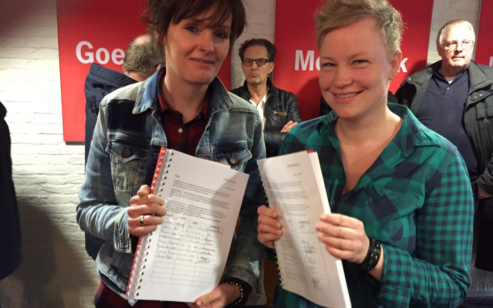Froukje Koster en Nienke van Eeks overhandigen handtekeningen namens Vanboeijenmedewerkers. Foto: DvhN. 