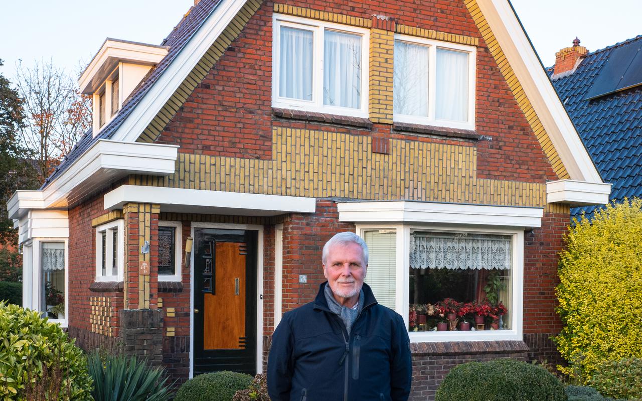 Oud-burgemeester Bertus Fennema bij één van de 25 panden in de Kastanjelaan in Grijpskerk die door architect Eppe van der Molen zijn ontworpen. Oud-burgemeester Bertus Fennema bij één van de 25 panden in de Kastanjelaan in Grijpskerk die door architect Eppe van der Molen zijn ontworpen.