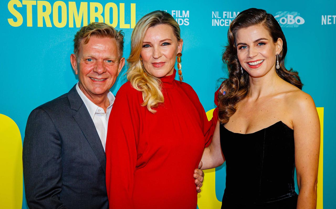 Michiel van Erp, Saskia Noort en Elise Schaap op de rode loper voorafgaand aan de première van de Nederlandse film 'Stromboli'.