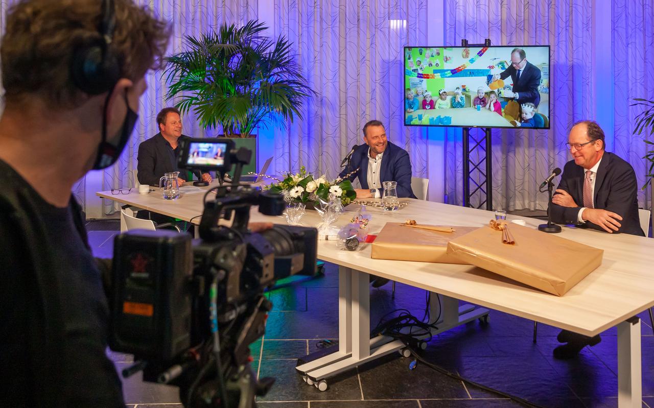 De oud-wethouders Erik Giethoorn en Gert Vos (rechts) nemen digitaal afscheid. Links presentator Serge Vinkenvleugel. De oud-wethouders Erik Giethoorn en Gert Vos (rechts) nemen digitaal afscheid. Links presentator Serge Vinkenvleugel.