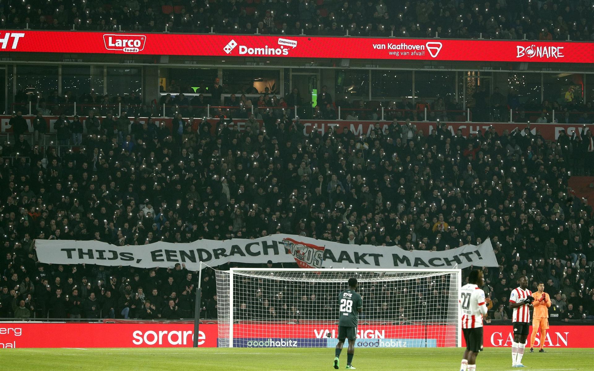 Steunbetuiging voor Perschef Thijs Slegers tijdens de Nederlandse eredivisie wedstrijd tussen PSV Eindhoven en FC Groningen.
