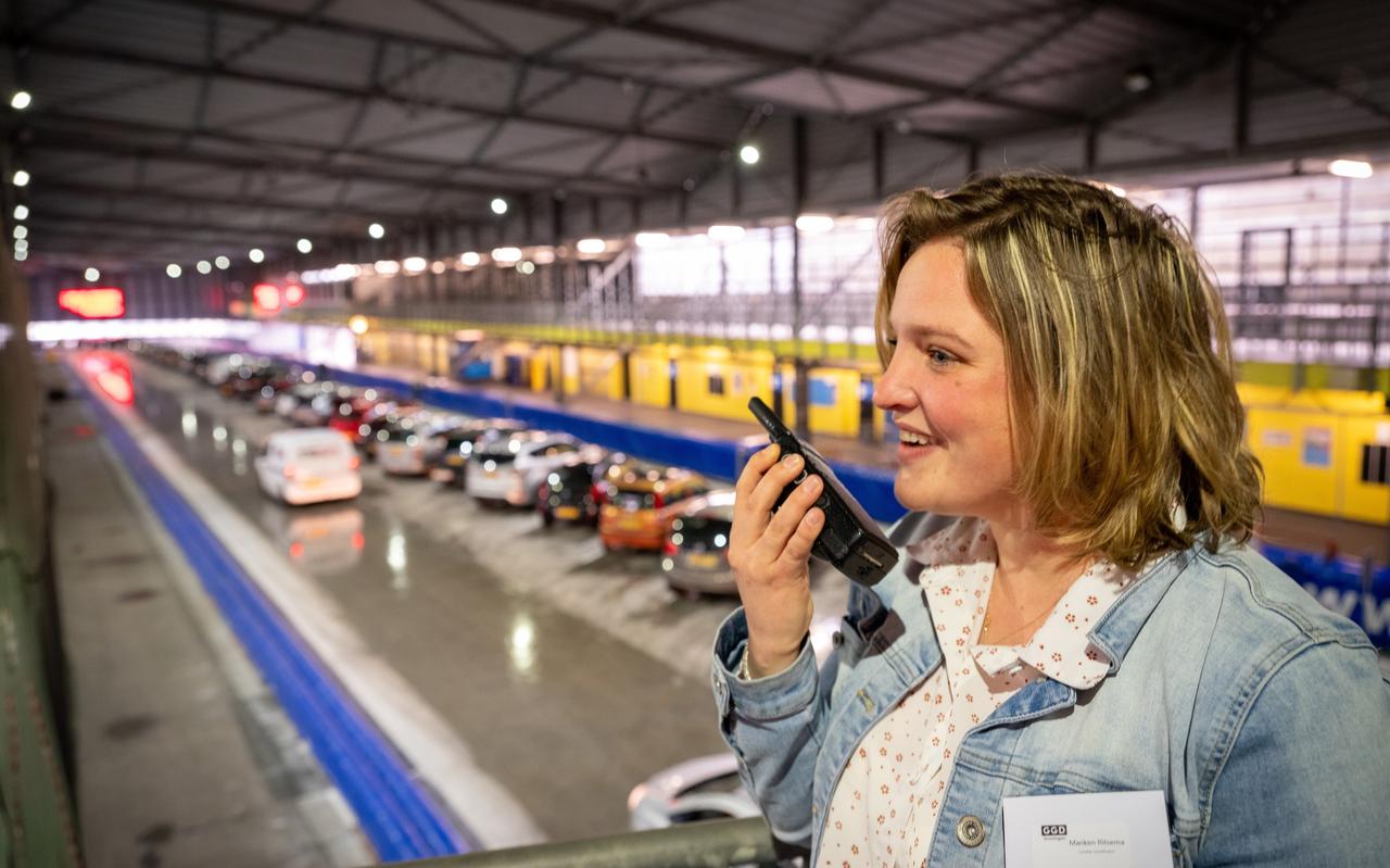 Parkeren op de 400 meterbaan om een vaccinatie te halen in sportcentrum Kardinge. Parkeren op de 400 meterbaan om een vaccinatie te halen in sportcentrum Kardinge.