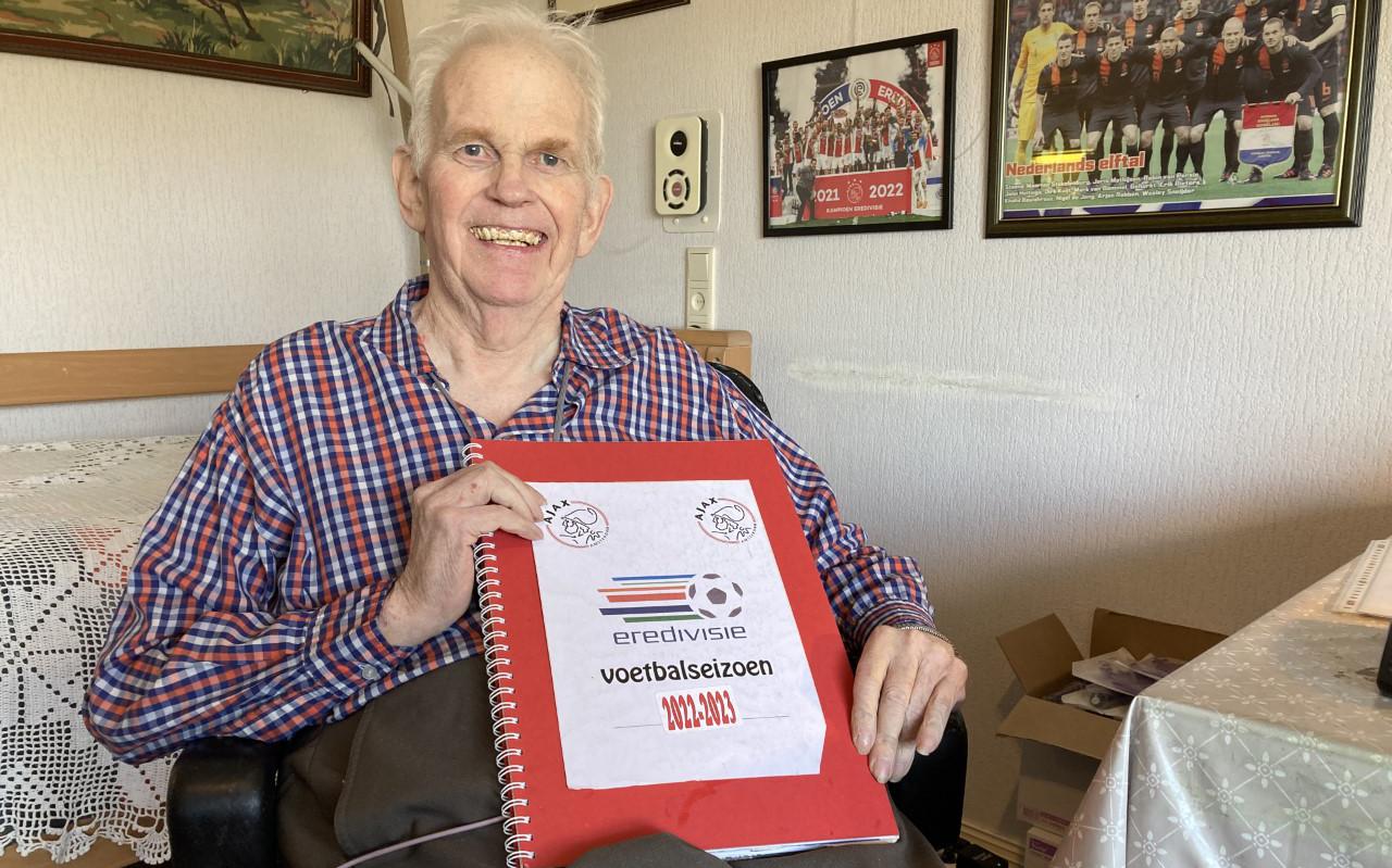 Bewoner Klaas Dijkstra (73) van De Nieuwe Wierde in Grijpskerk toont één van de boeken die hij volplakte met krantenknipsels over het eredivisievoetbal.