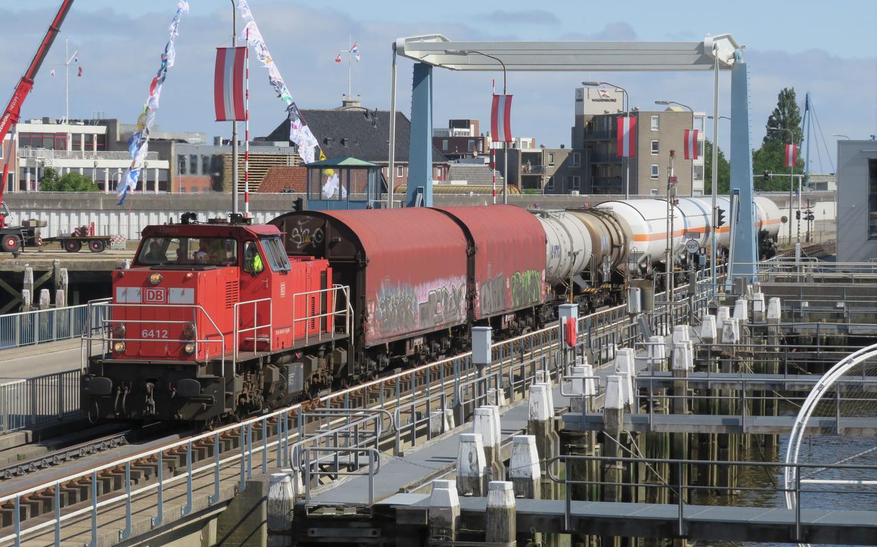 Vrachttreinen vanuit en naar Delfzijl combineren tankwagons voor de chemische industrie met wagons voor andersoortige ladingen.
