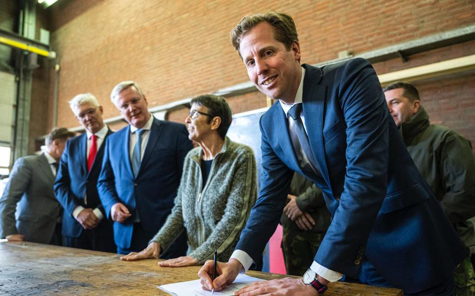 Staatssecretaris van der Maat zet zijn handtekening onder het plan voor de kazernes in Assen en Havelte.