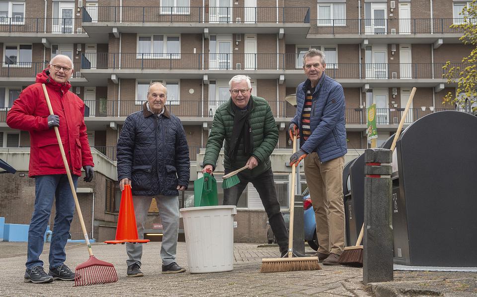 De mannen van de schoonmaak rondom Het Binnenhof in Emmen: Jan, Hans, Bennie en Albert.