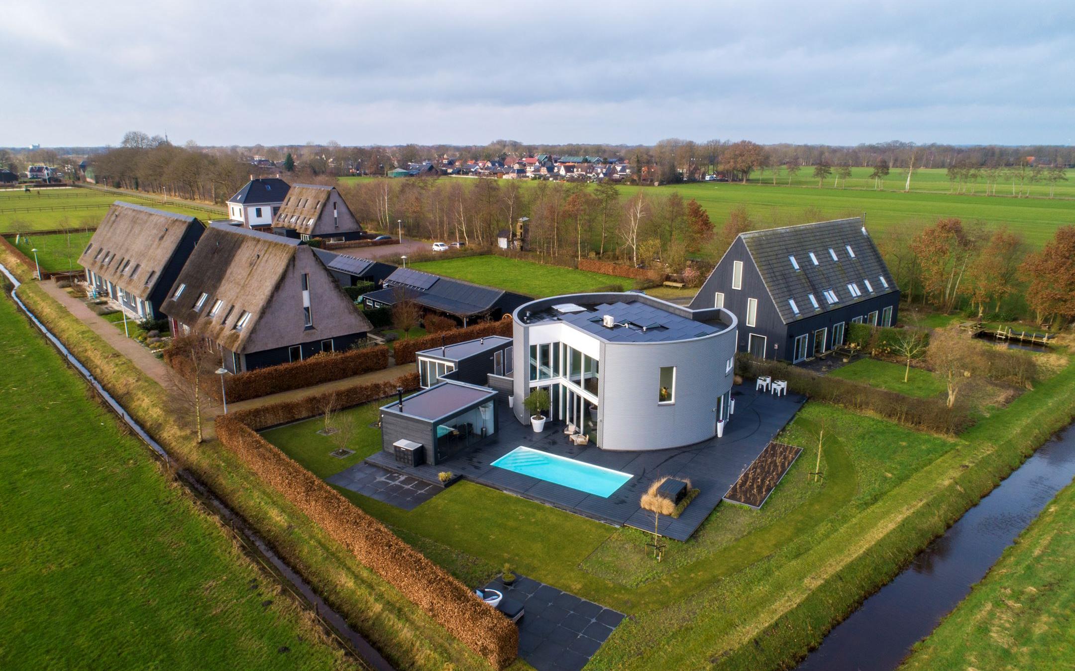Mislukte ufo of niet, deze luxer dan luxe villa in Koekange is een pareltje op Funda. 'Je vindt het 