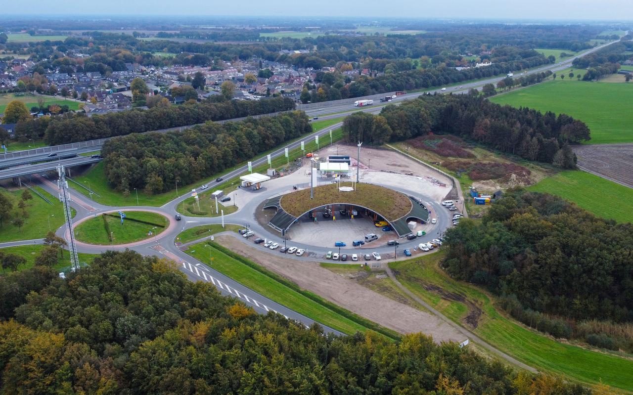 Tankstation Green Planet langs de A28 bij Pesse, dat links te zien is. Aan de achterzijde (zuidkant) wordt de uitbreiding gerealiseerd.