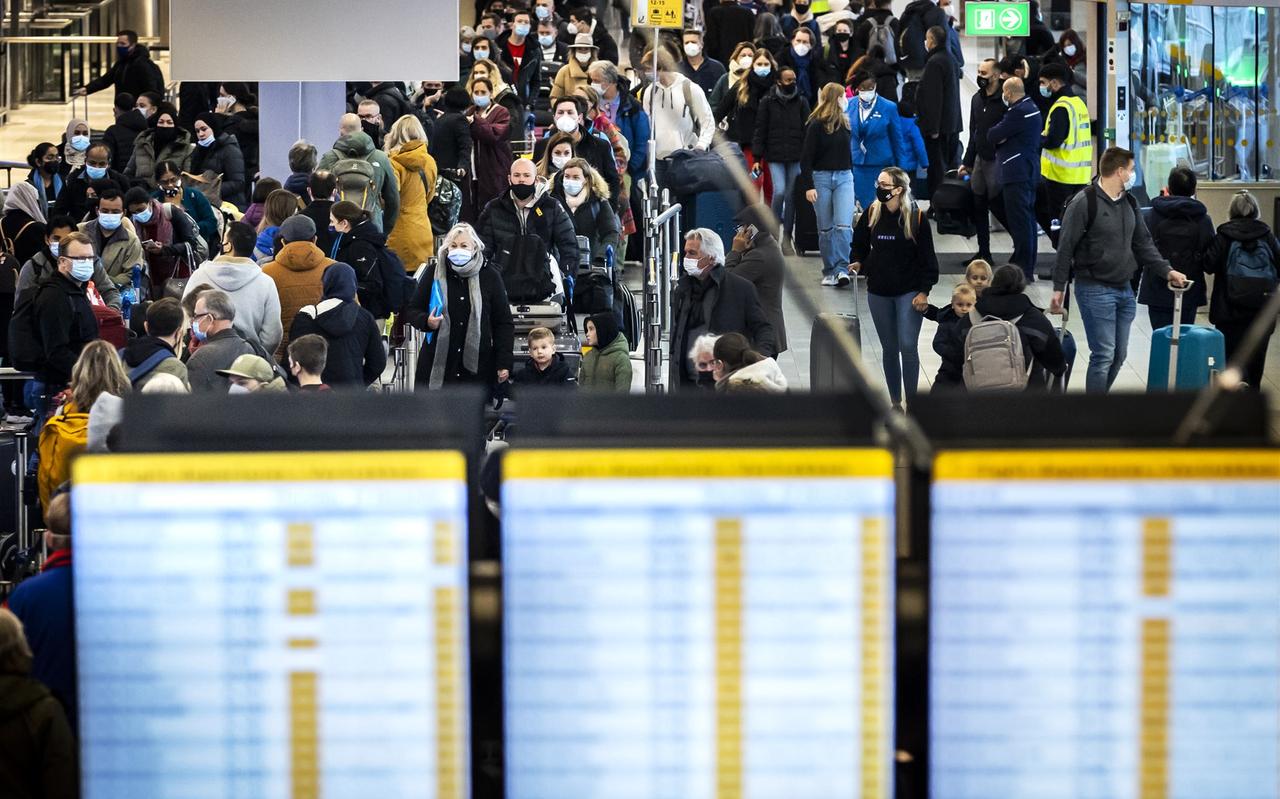 Drukte op Schiphol, voorafgaand aan de kerstvakantie. Drukte op Schiphol, voorafgaand aan de kerstvakantie.