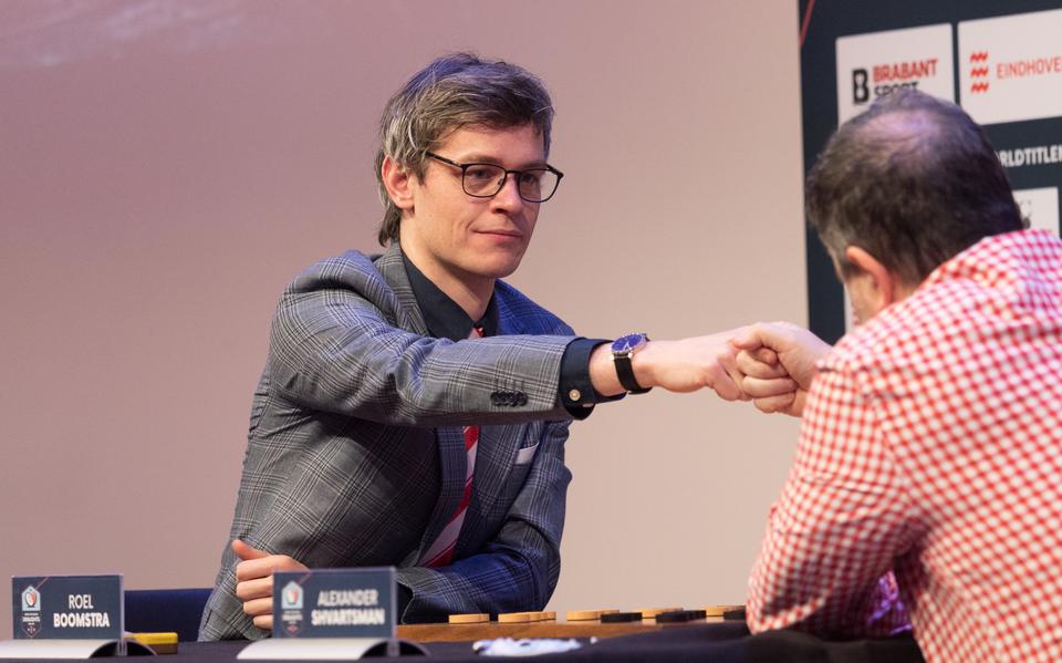Roel Boomstra geeft opponent Alexander Schwarzman een boks voor aanvang van de elfde partij, die na een spannend en hoogstaand gevecht in remise eindigde.