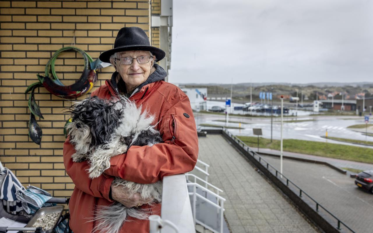 Beeldend kunstenaar Adri de Fluiter met zijn hond Sam op het balkon van zijn appartement in Zandvoort. Jarenlang woonde en werkte hij in Zuidoost-Drenthe. In 2015 werd hij Ridder in de Orde van Oranje-Nassau.
