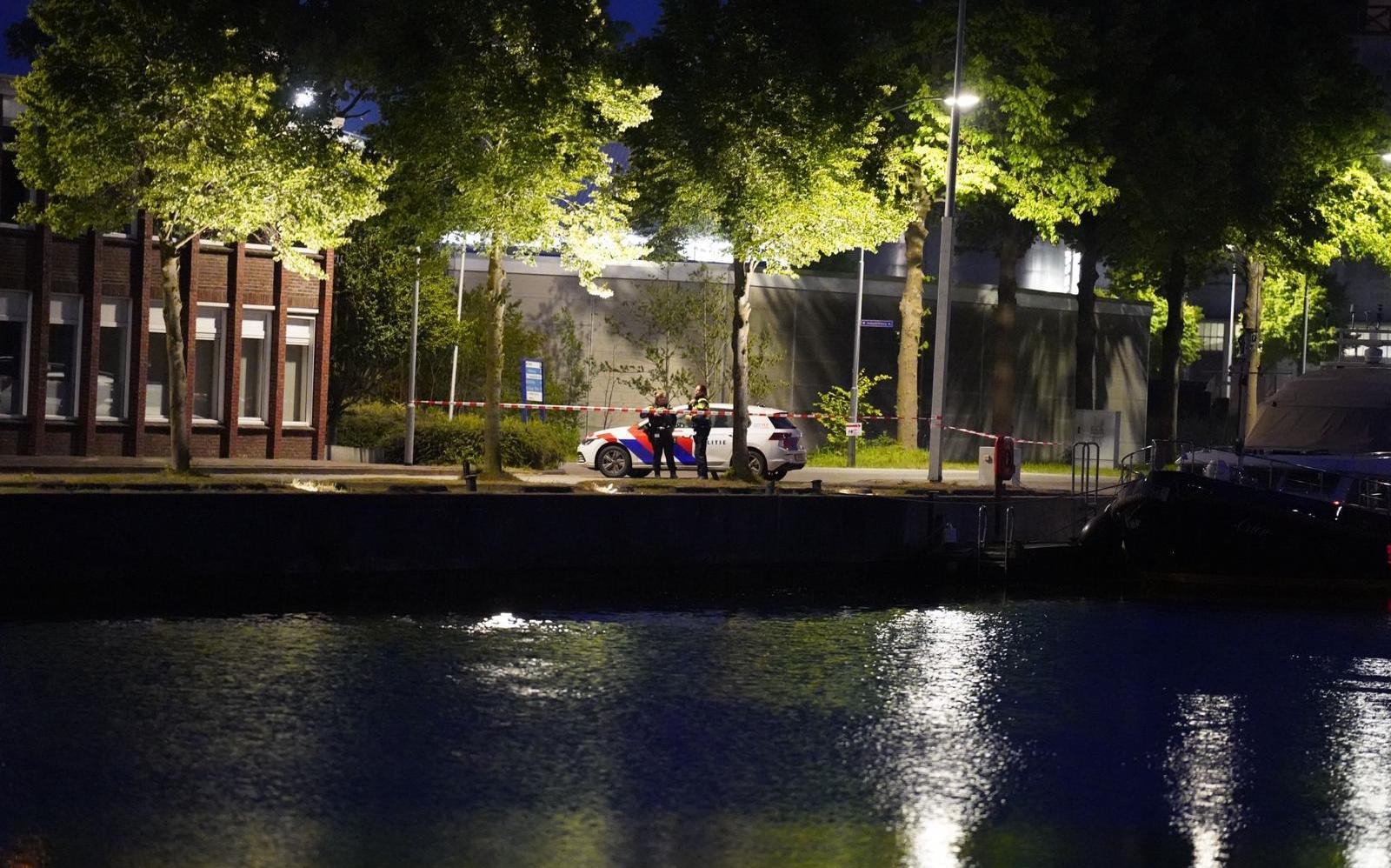 De politie heeft een groot deel van de havenkade in Winschoten afgezet.