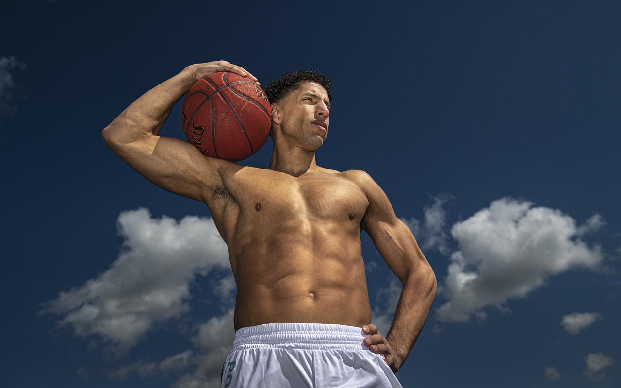 Leon Williams, basketballer van Donar. Geportretteerd door fotograaf Marcel Jurian de Jong voor de rubriek Op het lijf geschreven.