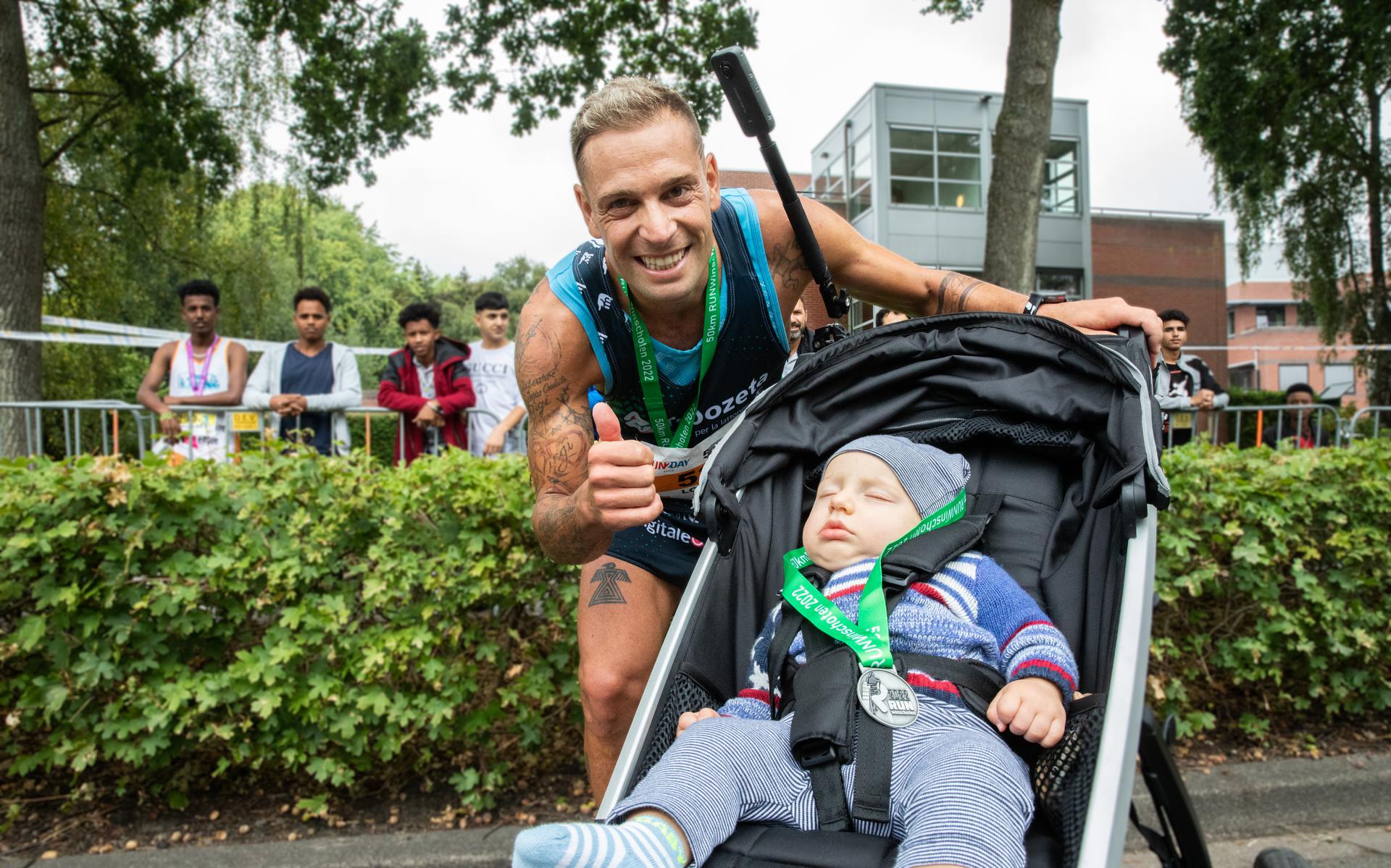 Stun Promoten hoed Lorenzo verbreekt met (slapend) zoontje Raimondo Guinness World Record 50  kilometer hardlopen met kinderwagen bij RUN Winschoten - Dagblad van het  Noorden