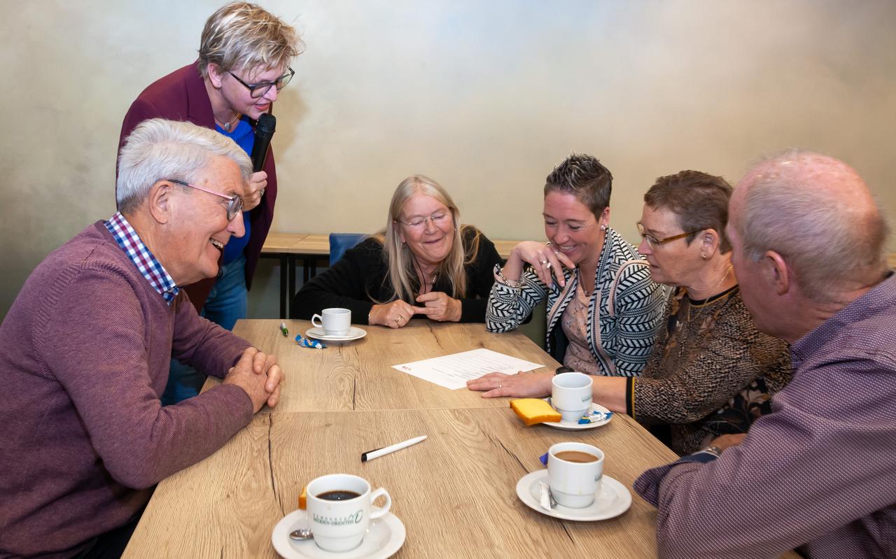 Renate Snoeijing (staand), directeur van Huus van de Taol, bij een van de teams die zaterdag in Beilen meedeed aan een Drentse pubquiz. Renate Snoeijing (staand), directeur van Huus van de Taol, bij een van de teams die zaterdag in Beilen meedeed aan een Drentse pubquiz.