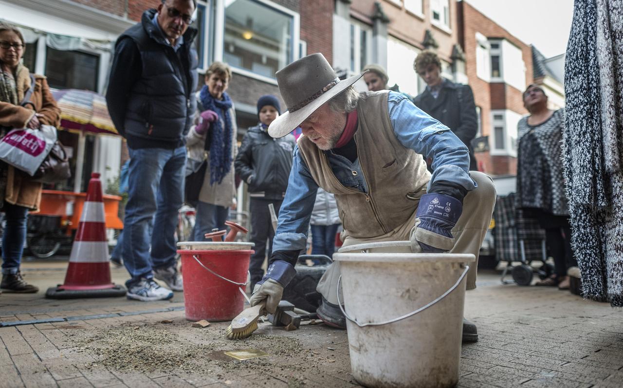 Gunter Demnig plaatst in 2015 Stolpersteine in de Folkingestraat in Stad. Gunter Demnig plaatst in 2015 Stolpersteine in de Folkingestraat in Stad.