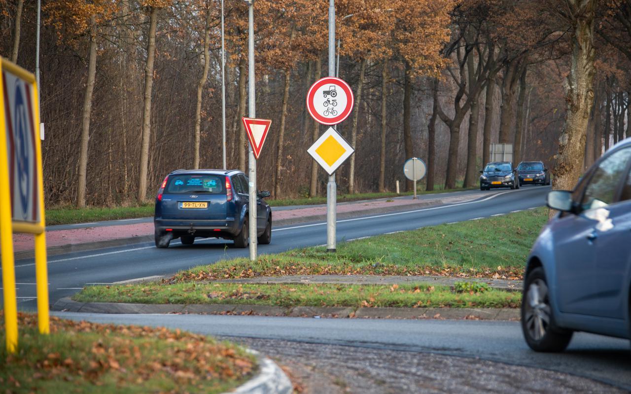 Verkeersbord naast de N367 in Oude Pekela verbiedt landbouwverkeer om gebruik te maken van de weg. Daardoor moeten ze door het dorp rijden.