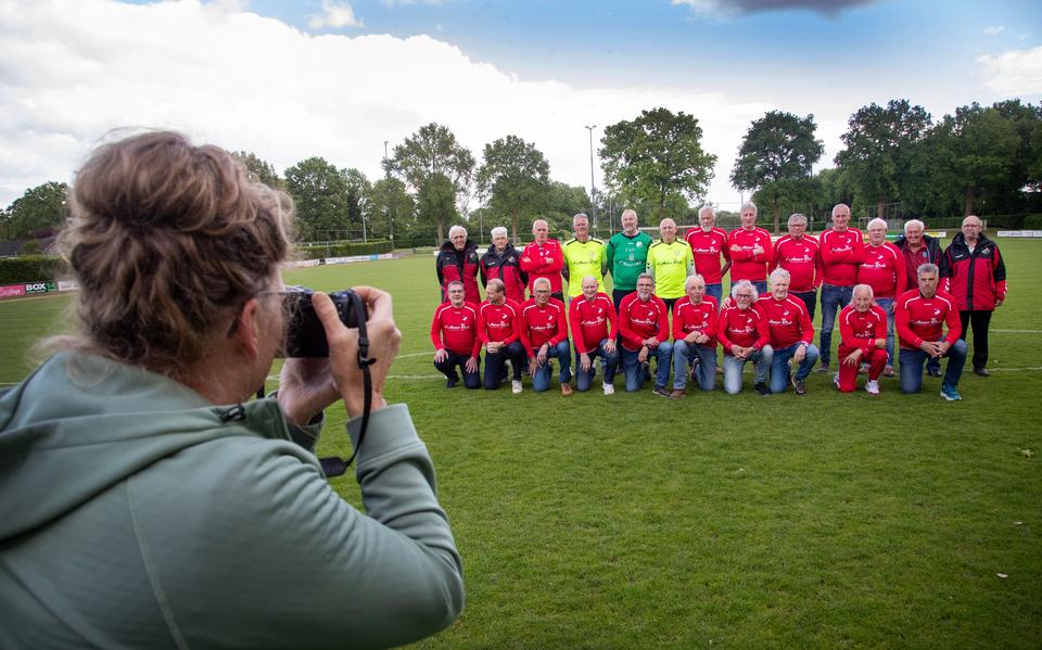 Het heldenteam van vv Annen uit 1985 kwam nooit op een teamfoto. Vrijdag werd, 40 jaar na dato, alsnog de teamfoto gemaakt