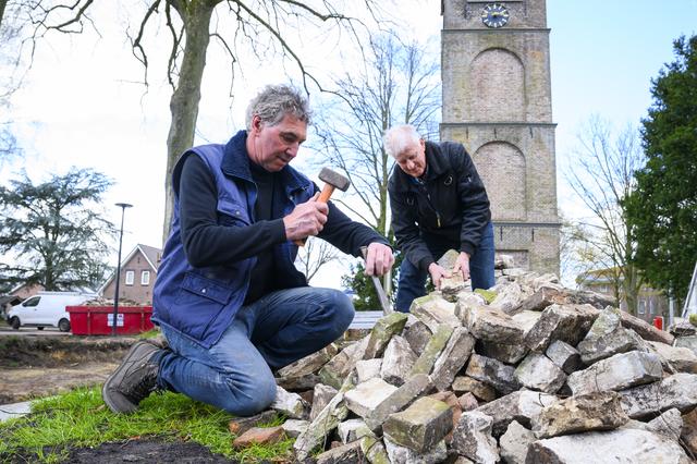 Muurtje van verdwenen kerk in Nieuw-Schoonebeek in ere hersteld. ‘Voor de sloop gooide ik er de rame