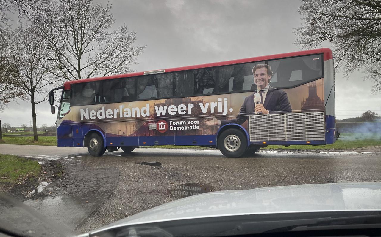 De FvD-partijbus op het terrein van een loonbedrijf aan de Vamweg in Wijster. 