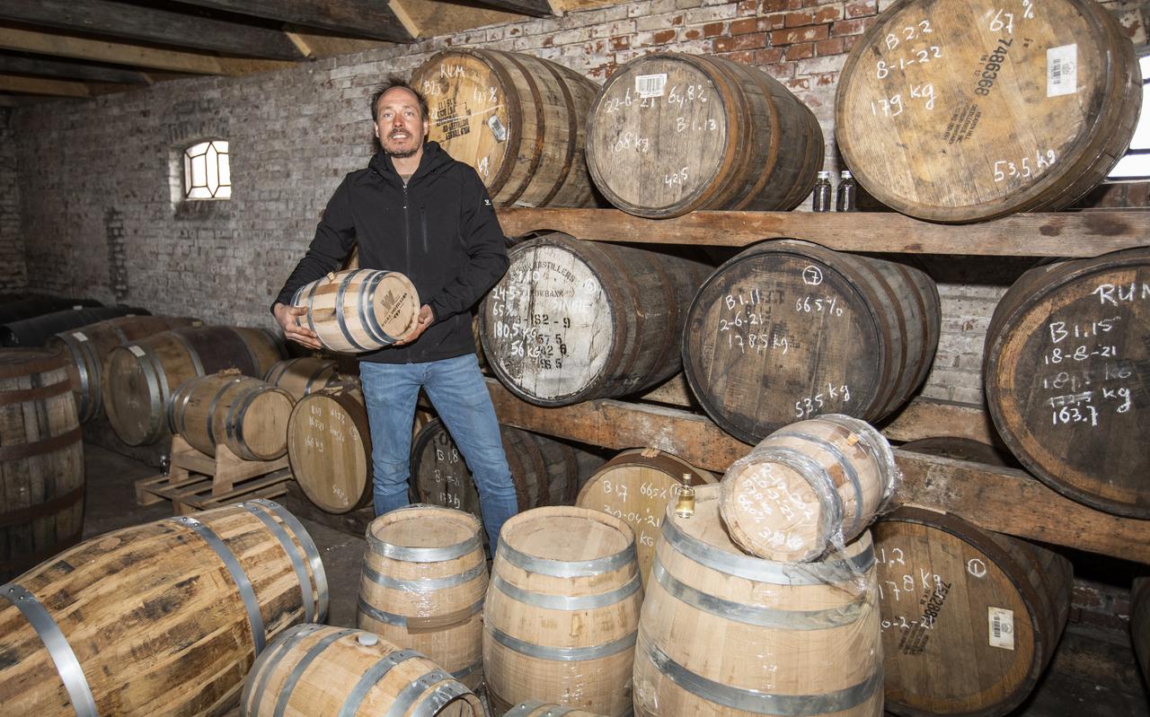 Akkerbouwer Jaap Nieboer uit Ommelanderwijk bij Veendam maakt zijn eigen whisky..