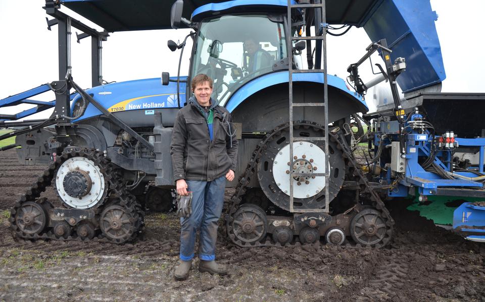 Roelof Jan Wollerich is druk met het planten van tulpenbollen.   