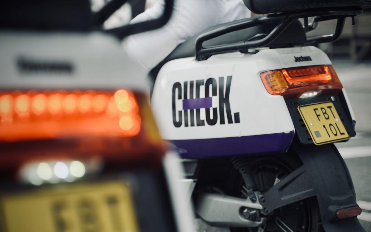 De nieuwe verhuurder van deelscooters in Groningen Check wil stevig inzetten op het voorkomen van parkeeroverlast, zegt woordvoerder Anouk van der Laan. De nieuwe verhuurder van deelscooters in Groningen Check wil stevig inzetten op het voorkomen van parkeeroverlast, zegt woordvoerder Anouk van der Laan.