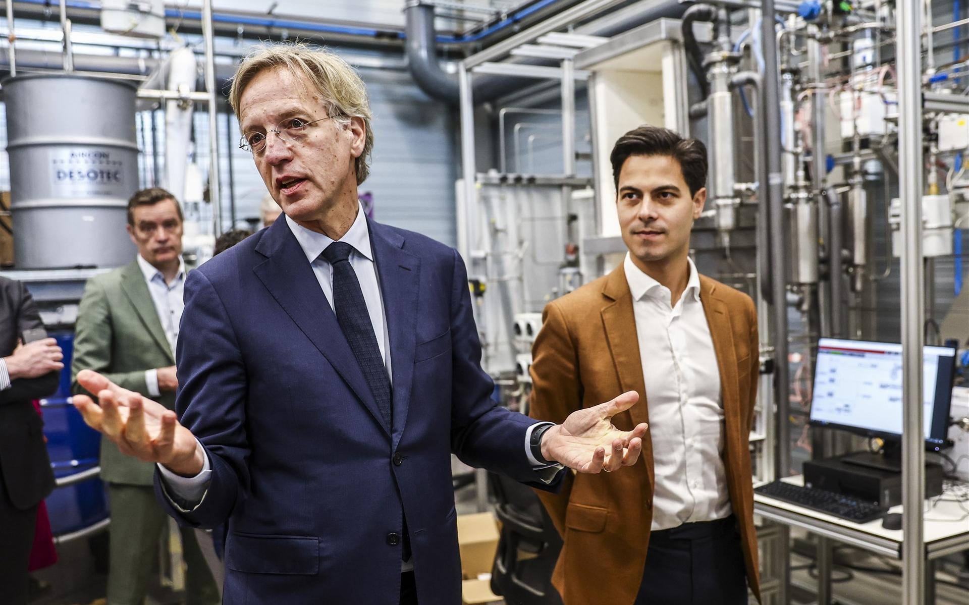 Onderwijsminister Robbert Dijkgraaf samen met minister Rob Jetten (Klimaat en Energie) krijgen uitleg van studenten van de Hanzehogeschool tijdens een werkbezoek aan EnTranCe, een innovatiewerkplaats waar mbo, hbo en wetenschappelijk onderwijs samenwerken.
