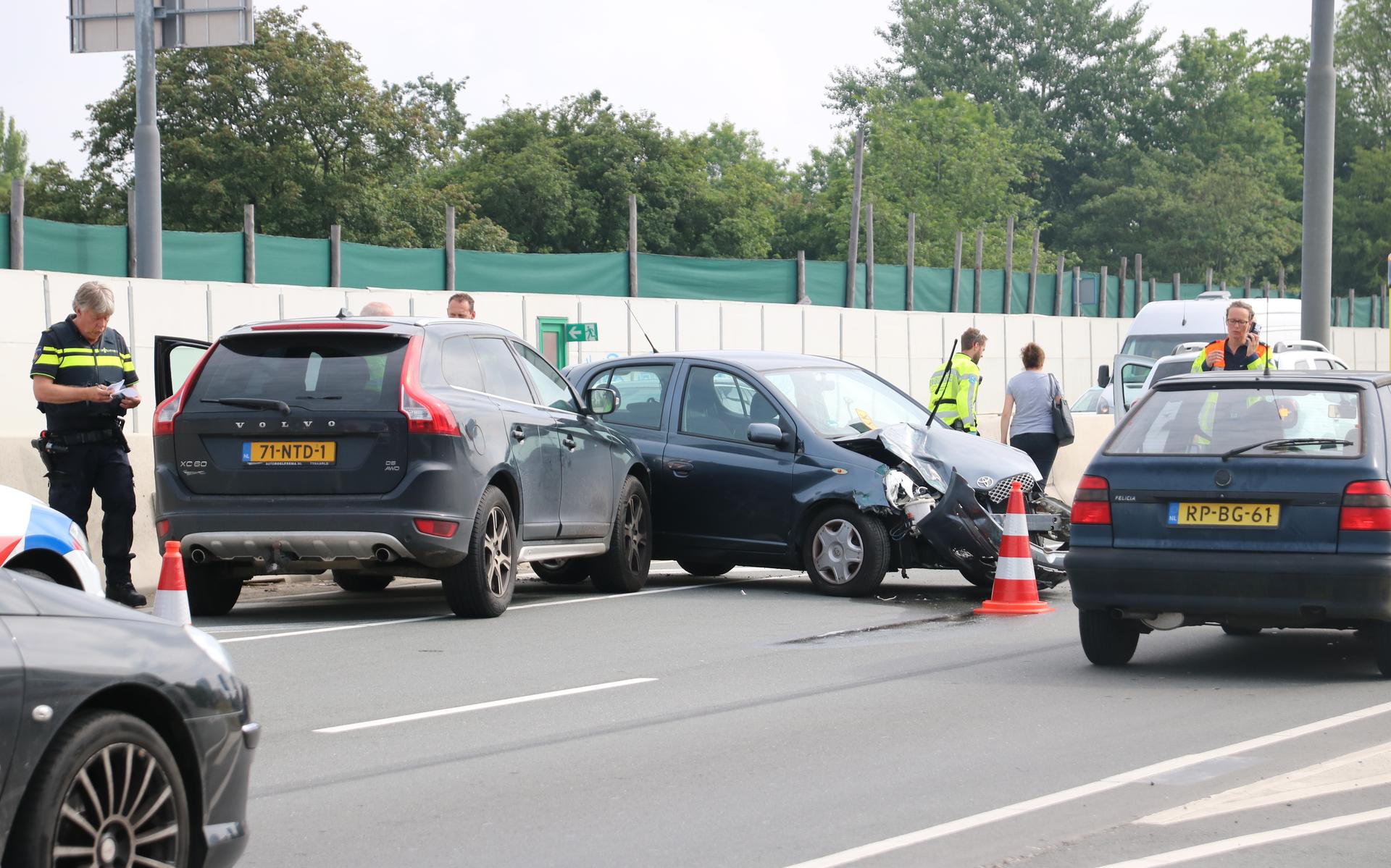 Auto rijdt op vangrail op de ring bij Helpman in Groningen, 1 rijstrook dicht - Dagblad van het Noor